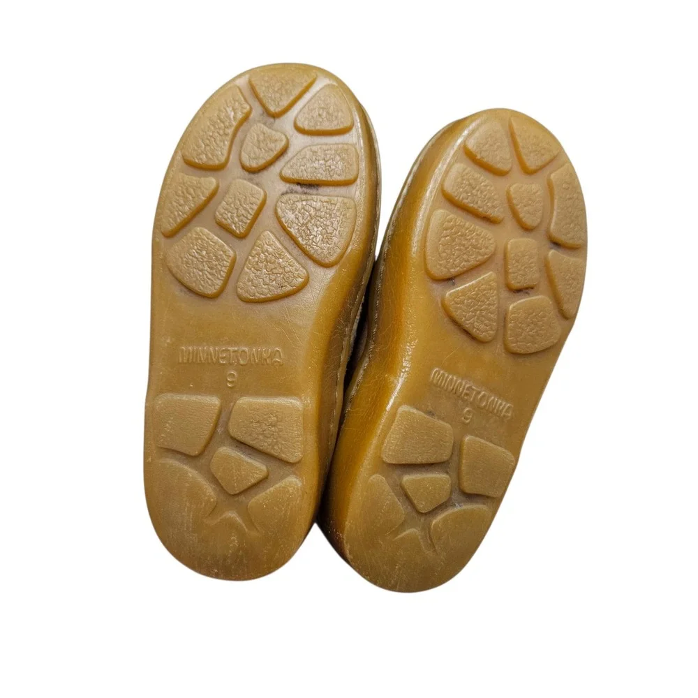 Minnetonka Moccasin Winter Boots Tan‎ Suede Shearling Lined Kids Size 9 Unisex